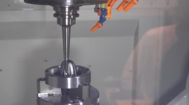 Tepsi sahnesi CNC değirmen makinası küf parçalarını sert top burun değirmeni aletleriyle kesti. Makine merkezi tarafından yüksek hassasiyetli küf üretim süreci.