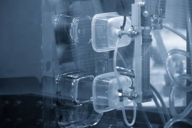 Olay yeri malzemelerini kapatın. Enjeksiyon makinesinden gıda konteynırını robot sistemle kontrol edin. Plastik enjeksiyon küf makinesinden otomatik sistem tarafından yapılan yiyecek kutusu üretim süreci.