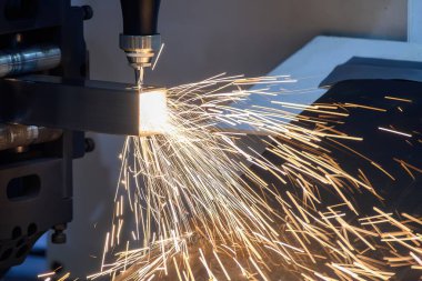 Sahneyi kapatın, fiber lazer kesme makinesi kare paslanmaz çelik tüpü kesti. Lazer kesme makinesinin yüksek teknoloji metal üretim süreci.. 