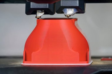 3D yazıcı makinesinin katkı maddesi üreterek 3D model işlemini kapat. Hızlı prototip yöntemi ile yüksek teknoloji üretim süreci. 