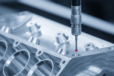 Alüminyum silindir kafa parçalarını ölçen CMM makinesi. Çoklu eksen CMM makinesi ile otomotiv parçalarının kalite kontrolü.