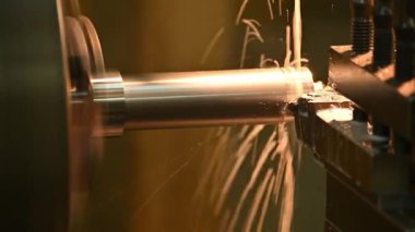 Sahneyi kapat, torna makinası metal şaft parçalarını sıvı soğutucu metoduyla kesti. Makineyi döndürerek metal işleme süreci.