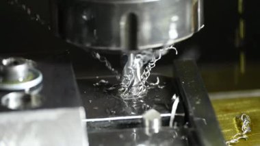 CNC değirmen makinesinin metal plaka işlemini yavaş çekimde kapat. CNC değirmen makinesindeki yüksek duyarlı parça üretimi.