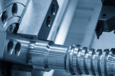 CNC torna makinesinin kanalı açık mavi sahnede metal top vida şaft parçalarını kesiyor. CNC dönüşüm makinesinin yüksek teknolojili metal işlemesi .