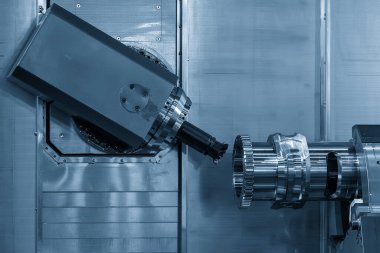 Metal dişli şaft parçası birden fazla iş yapan CNC makinesiyle kesiliyor mavi tonda özel bir aletle. Yüksek teknolojili otomotiv parçası üretim süreci çok eksenli CNC değirmenciliği.