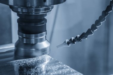 CNC değirmen makinesi açık mavi sahnede alüminyum parçaları yüz değirmeni araçlarıyla kesiyor. Kalıplar ve ölüm üretim süreci, son değirmen araçları ile makine merkezi tarafından.