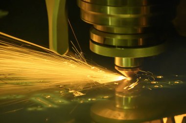Sahneyi kapatın, fiber lazer kesme makinesi CNC programının metal plaka kontrolünü kesti. Lazer kesme makinesiyle yüksek teknoloji metal üretim süreci.