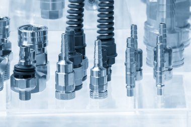 Sahneyi kapatın. Açık mavi sahnede hızlı çıkış bağlantıları kurun. Soğutma borusu birleştirme kavramları.