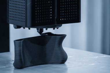 3D yazıcı makinesinin katkı maddesi olarak ürettiği 3D model işlemini mavi sahne tonuyla kapatın. Hızlı prototip yöntemi ile yüksek teknoloji üretim süreci.