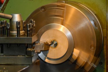 Torna makineleri, CNC lathes dahil, yaygın olarak makine mühendisliği ve endüstriyel imalatında kontrollü boyutlarda silindirik bileşenler üretmek için kullanılır. Kaba kesinti işlemi yüksek malzeme kaldırma oranlarına odaklanır, optimize cu