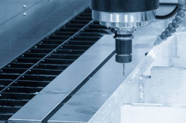 Bu görüntü, mavi tonlu endüstriyel ortamda bir CNC değirmen makinesi kullanan bir elektrikli araç (EV) bataryasında gerçekleştirilen musluk işlemini gösteriyor. Tıklatma hassas iç iplikler oluşturmak için kullanılan kritik bir mekanizma işlemidir