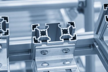 Kurulum süreci tipik olarak hassas kesimli alüminyum profilleri, standart bağlayıcılar, bağlayıcılar ve parantezlerle birleştirilerek katı çerçeveler ve destek yapıları oluşturulur. Bu tür modüler sistemler genellikle fabrika otomasyonunda, maçilerde uygulanır.