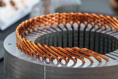 Elektrik motor imalatı, stabil sarma, pervane montajı, taşıyıcı kurulum ve son konut entegrasyonu da dahil olmak üzere çeşitli mühendislik aşamalarını içerir. Otomatik montaj hatları üretim verimliliğini artırır, insan hatalarını azaltır ve