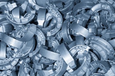 Dökmeden sonra, fren davulu parçaları genellikle aşırı materyali kaldırmak ve kesin boyutsal toleranslar elde etmek için budama, ısı tedavisi ve CNC mekanizmasından geçer. Kümelenmiş döküm parçalarının varlığı seri üretimi, ara üretimi temsil edebilir