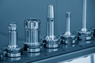 Yüksek güçlü alaşımlı çelik ve hassas zemin ile üretilen CNC alet sahipleri, tükenmiş doğruluk ve dinamik dengeyi yüksek döngü hızında korumak için tasarlanmıştır. Yaygın tipler arasında her biri sp için optimize edilmiş BT, CAT, HSK ve collet tabanlı sistemler bulunmaktadır.