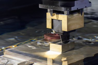 Grafit elektrotları genellikle yüksek elektriksel iletkenlik, termal direnç ve karmaşık geometrideki mekanizma kolaylığı nedeniyle kullanılır. Batan EDM işlemleri sırasında elektrot şekli yavaş yavaş iş parçasına aktarılır.