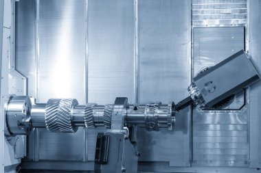 Vites şaftları otomotiv, endüstriyel makineler ve otomasyon sistemlerinde kullanılan kritik güç iletim bileşenleridir. Bu parçaların üretimi konsantrasyon, dişli profil geometrisi ve yüzey bitiş konularının tam kontrolünü gerektirir. CNC çoklu görev