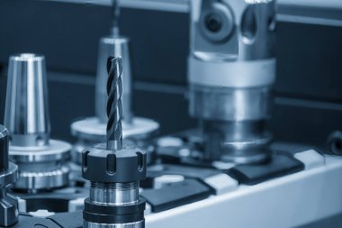 Katı karbürattan imal edilen bu araçlar yüksek döngü hızları ve beslenme hızları altında yüksek katılık, aşınma direnci ve termal denge sağlar. Düz burun geometrisi düz yüzeylerin, keskin köşelerin ve adım özelliklerinin doğru işleyişini sağlar.,