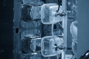 Süreç, asgari döngü süreleri ve maksimum tekrarlanabilirlik için optimize edilmiş hidrolik / elektrik kalıp baskıları ve robotik otomasyon arasındaki sinerjiyi vurgular. Anahtar mühendislik yönleri arasında çoklu çürük küf tasarımı, hassas erime sıcaklığı