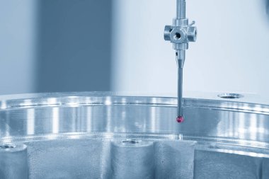 Bu teknik görsellik gelişmiş imalatta metroloji aşamasını, boyutsal bir teftiş yapan bir Köprü-tipi Koordinat Ölçüm Makinesi (CMM) ile göstermektedir. Denek karmaşık bir alüminyum alaşım bileşeni, bir m tarafından analiz ediliyor.