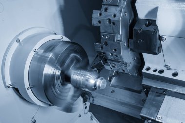 Bu teknik görüntü, plastik ambalaj endüstrisinde kullanılan küf veya enjeksiyon küf boşluğunun çıkarıcı üretimini gösteriyor. Yüksek duyarlı bir CNC dönüş merkezi silindirik mol oluşturma ve bitirme sırasında yakalanır