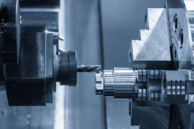 Bu CNC Dönüş Merkezi canlı araçlarla donatılmış, torna tornası operasyonu gerçekleştiriyor. Bu süreç, parçayı bir parçaya aktarmadan doğrudan dönen bir alaşım çelik şaftı üzerine anahtarlar veya düzleştirmeler gibi bir son değirmen kesme özelliklerini içerir.