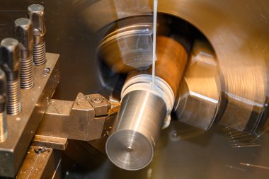 Bu süreçte, su-çözünebilir yağ ya da sentetik akışkan olarak doğrudan kesme bölgesine sel sıvısı uygulanır. Bu, makinenin son boyutsal toleransa ulaşmayı hedeflediği kritik bir çıkarımsal üretim aşamasıdır.