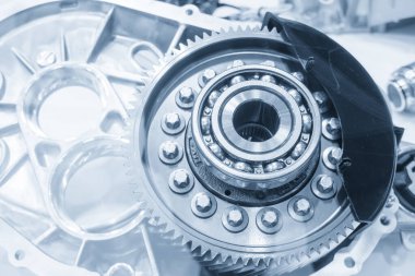 Bir güç iletim sistemindeki anahtar bileşenlerin mekanik montaj süreci, yuvarlanan elementler, yataklar ve eğim dişlileri de dahil olmak üzere. Bu bileşenler yüksek kalite alaşımlı çelikten imal edilmiş ve torka, eksenel ve radiye dayanacak şekilde sertleştirilmiş.