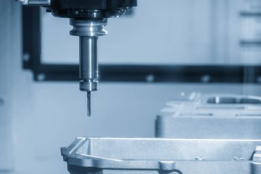 CNC değirmen makinesi kullanan alüminyum otomotiv parçalarında yüksek hassasiyetli delik açma işlemi.