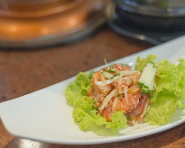 Somon baharatlı salata