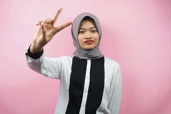 Красивая Молодая Азиатская Мусульманка Дуется Signed Руки Хорошо Хорошая Работа — стоковое фото
