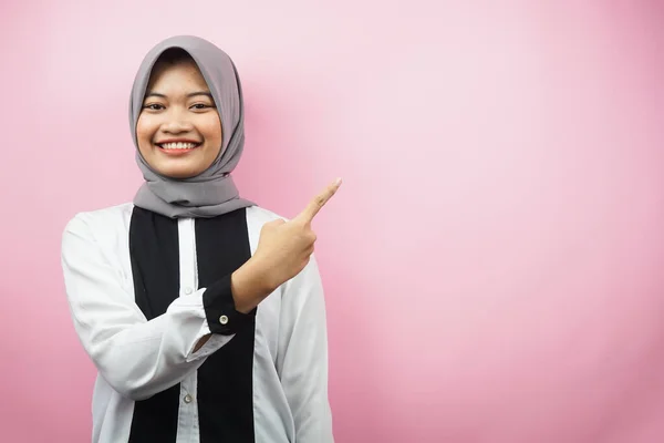 Wanita Muslim Asia Muda Yang Cantik Dengan Tangan Yang Menunjuk — Stok Foto