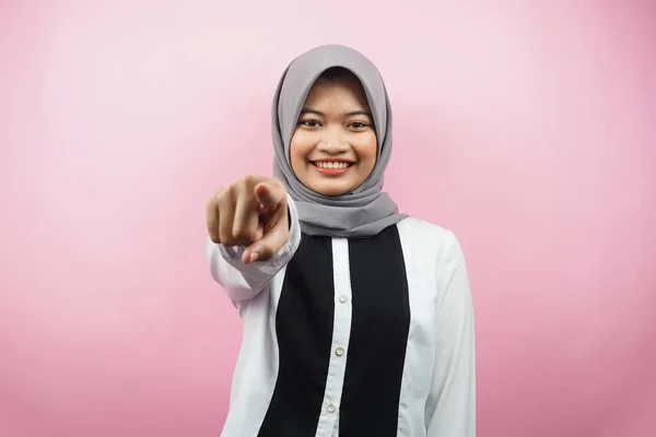 Hermosa Joven Mujer Musulmana Asiática Con Las Manos Apuntando Cámara —  Fotos de Stock