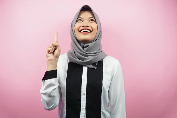 Gyönyörű Fiatal Ázsiai Muszlim Mosolygós Magabiztos Lelkes Vidám Kezek Felfelé — Stock Fotó