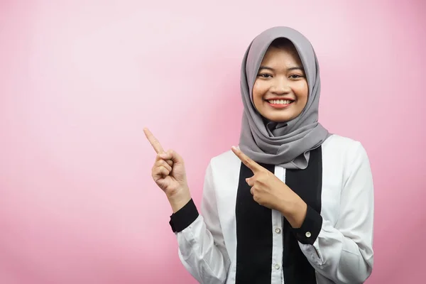 美しい若いアジアのイスラム教徒の女性は ピンクの背景に隔離されたカメラに直面している何かを提示し 空のスペースを指して手で自信を持って 熱狂的かつ陽気な笑顔 広告コンセプト — ストック写真