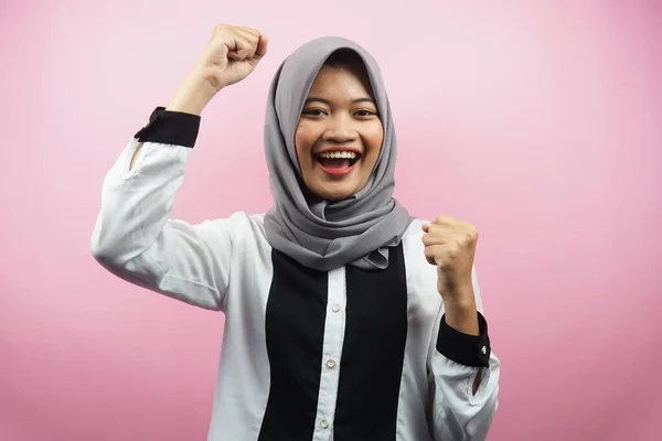 美しい若いアジアのイスラム教徒の女性が自信を持って笑顔 熱狂的かつ手できれいに陽気 成功の兆候 パンチ 恐れていません ピンクの背景に孤立 — ストック写真