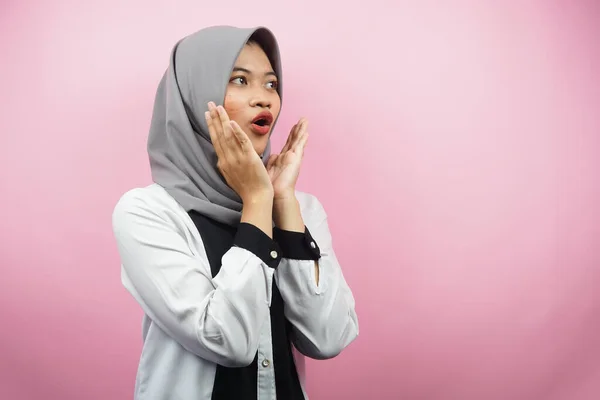 Schöne Junge Asiatische Muslimin Schockiert Ungläubig Überrascht Und Schaut Auf — Stockfoto