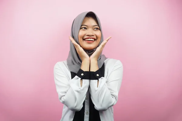 年轻美丽的亚裔穆斯林女子面带微笑 充满热情 双手上握着V字牌 下巴上有粉色背景 — 图库照片