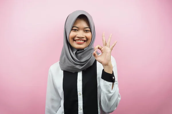 Krásná Mladá Asijská Muslimka Usměvavá Sebevědomá Nadšená Veselá Rukama Znamení — Stock fotografie