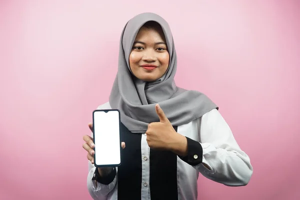 Красива Молода Азіатська Мусульманка Посміхається Впевнено Ентузіазмом Тримаючи Руки Смартфоні — стокове фото