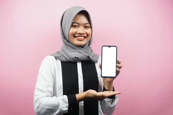 Красива Молода Азіатська Мусульманка Посміхається Впевнено Схвильовано Руками Тримаючи Смартфон — стокове фото