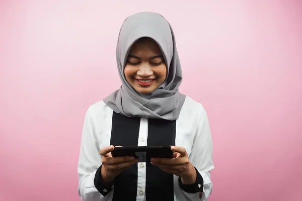 Красивая Азиатская Молодая Мусульманка Руками Держащими Смартфон Играющая Игры Счастливо — стоковое фото