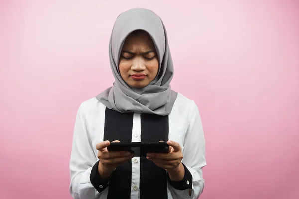 Mooie Aziatische Jonge Moslim Vrouw Met Hand Vasthouden Smartphone Het — Stockfoto