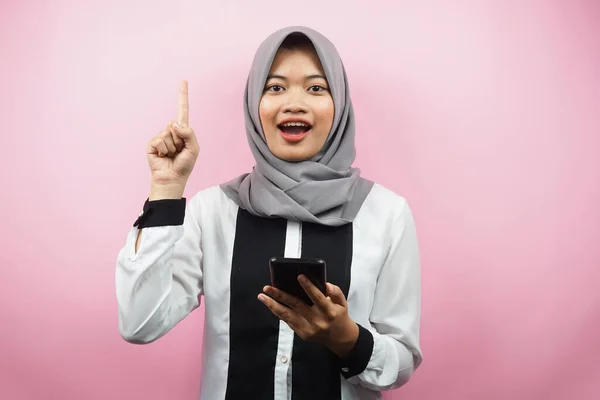 Bonita Jovem Asiático Muçulmano Mulher Sorrindo Chocado Surpreso Ficando Uma — Fotografia de Stock