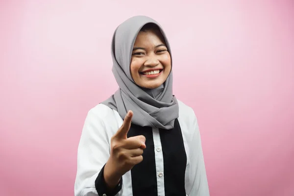 美丽的年轻的亚裔穆斯林女子面带微笑 自信而快乐 手拿着相机 指向观众 指向顾客 与粉色背景隔离 — 图库照片