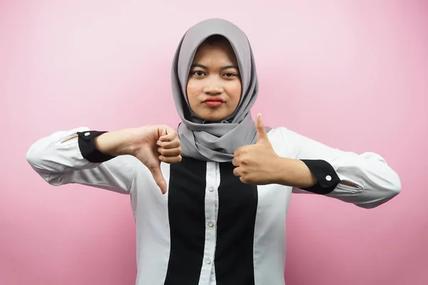 Красивая Азиатская Молодая Мусульманка Вывеской Неприязнью Счастливая Грустная Сравнивающая Две — стоковое фото