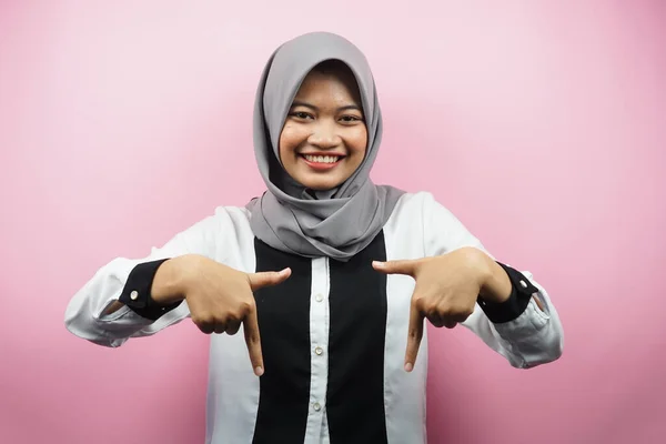 美しいアジアの若いイスラム教徒の女性の手を指して 手は下のリンクをクリックし 手はピンクの背景に隔離された何かを提示 — ストック写真