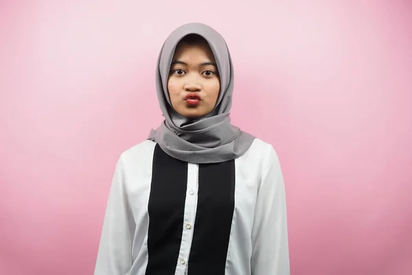 美しい若いアジアのイスラム教徒の女性の口の散水 ショックを受け 目を大きく開いて ピンクの背景に隔離された — ストック写真
