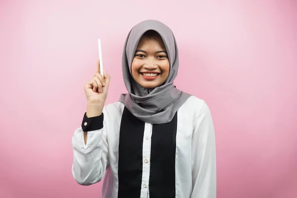 Wanita Muslim Asia Yang Cantik Tersenyum Riang Dengan Tangan Memegang — Stok Foto