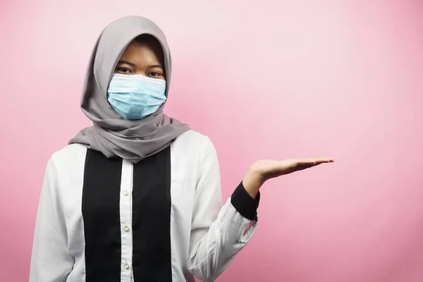 Mulher Muçulmana Usando Máscara Médica Mãos Apresentando Algo Espaço Vazio — Fotografia de Stock